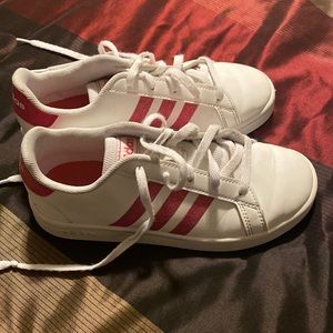 Girls size 1 Adidas shoe.